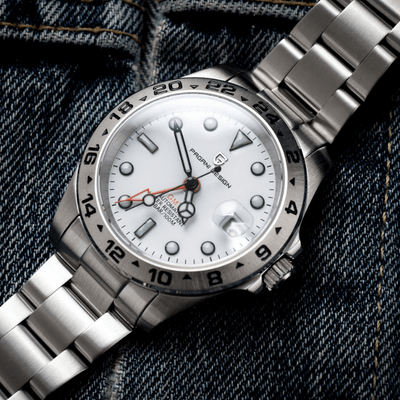 Pagani Design pd1762 Armbanduhr. Dekorativ in Szene gesetzt auf einer Jeans.