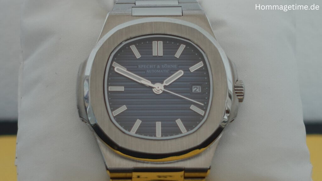 Nahaufnahme des Zifferblattes der Specht & Söhne Nautilus Hommage Uhr