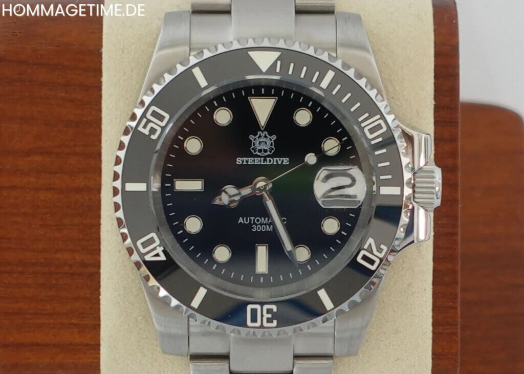 Nahaufnahme des Zifferblattes der Steeldive SD1953